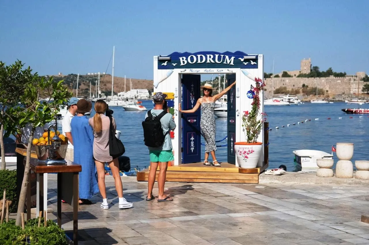 Bodrum’un yeni simgesi Kumbahçe’de: Ege’nin mavisi kapılara taşındı