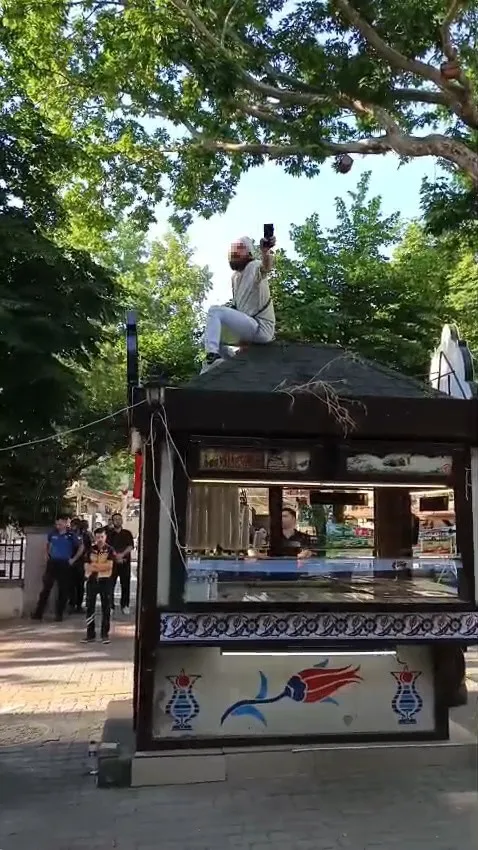 Kütahya'da Sevgi Yolu gerilimi: Çatıya çıkıp kendini zincirledi