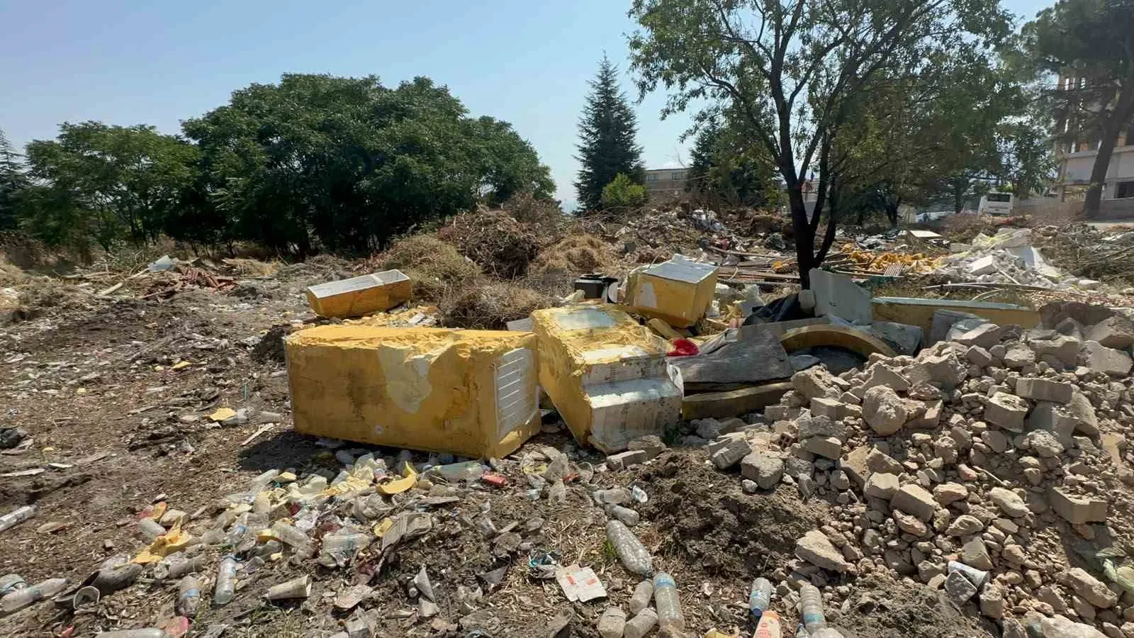 Kemalpaşa'da pes dedirten manzara: Belediye binasının arka bahçesi çöplüğe döndü