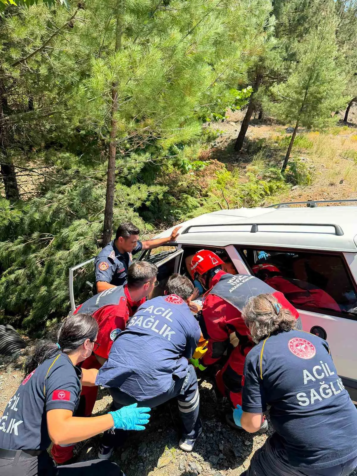 Muğla yolunda korkutan kaza: Ağaca çarpan araçta sıkışanlar kurtarıldı
