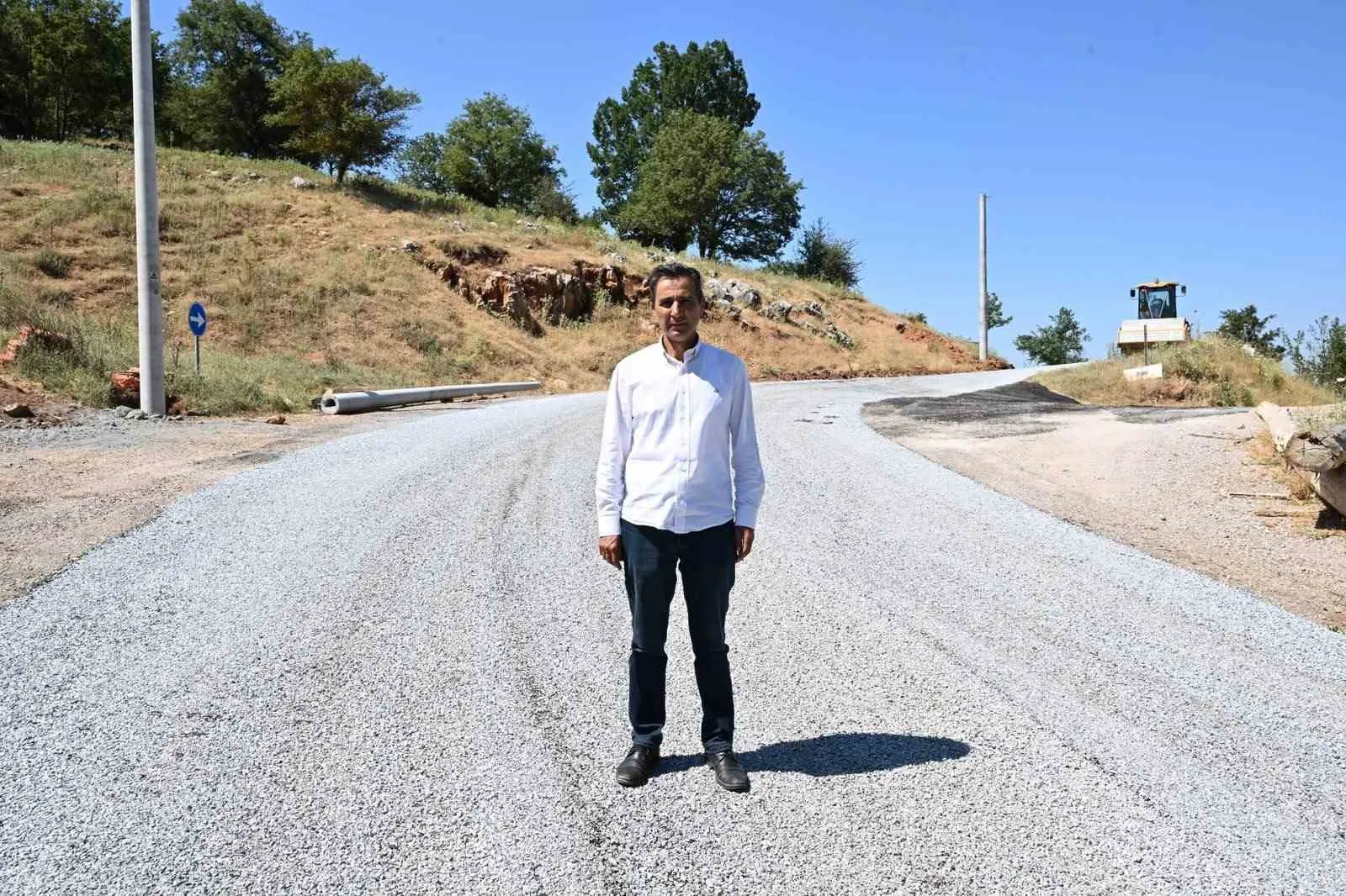 Gördes’te ulaşım ağı güçleniyor: Kritik güzergâhta asfalt seferberliği