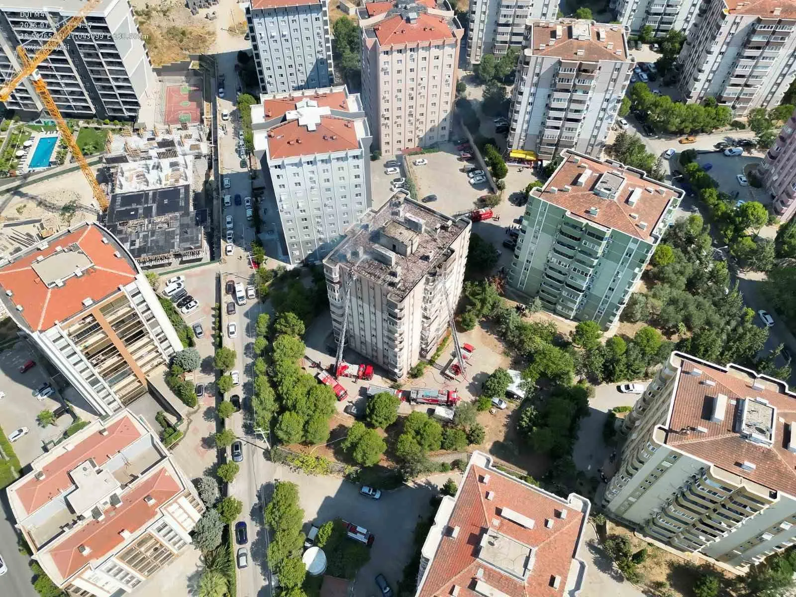 Menemen'de korku dolu anlar: Çatı yangınında mahsur kalan işçiler ölümden döndü