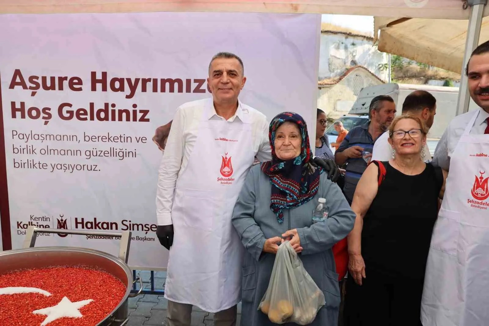 Şehzadeler’de Muharrem bereketi: Başkan Şimşek kazanların başına geçti
