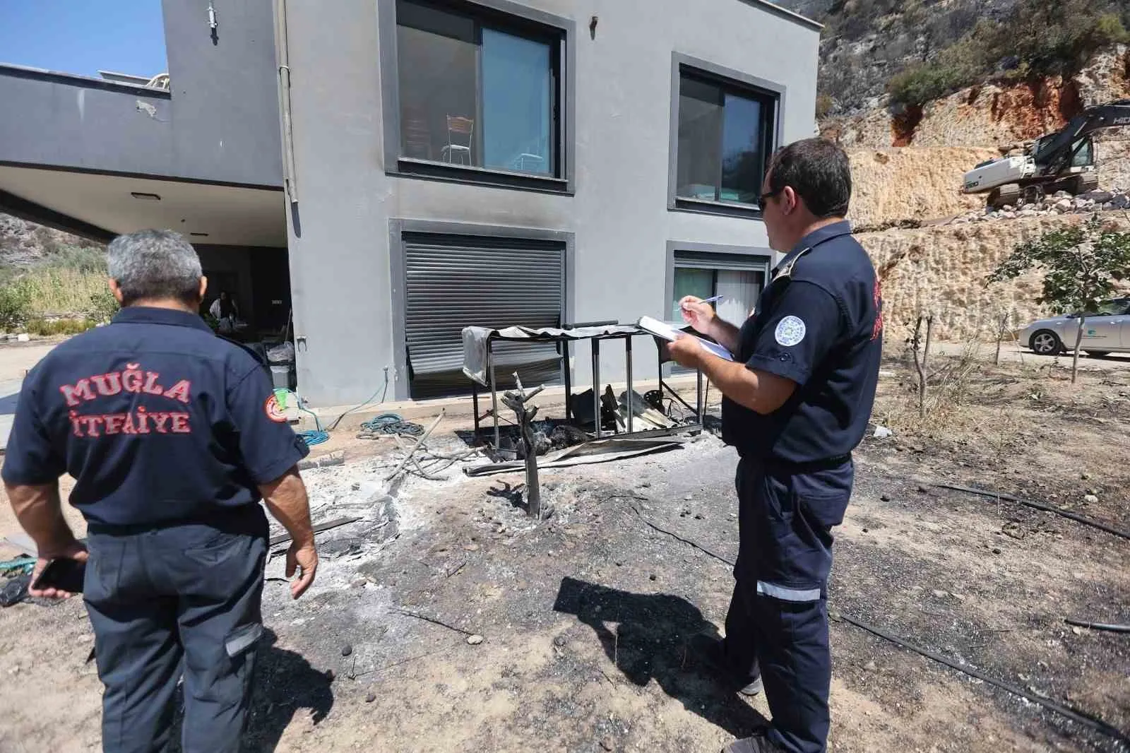 Fethiye’deki yangın felaketinin izleri siliniyor: Büyükşehir ekipleri sahada seferberlik başlattı