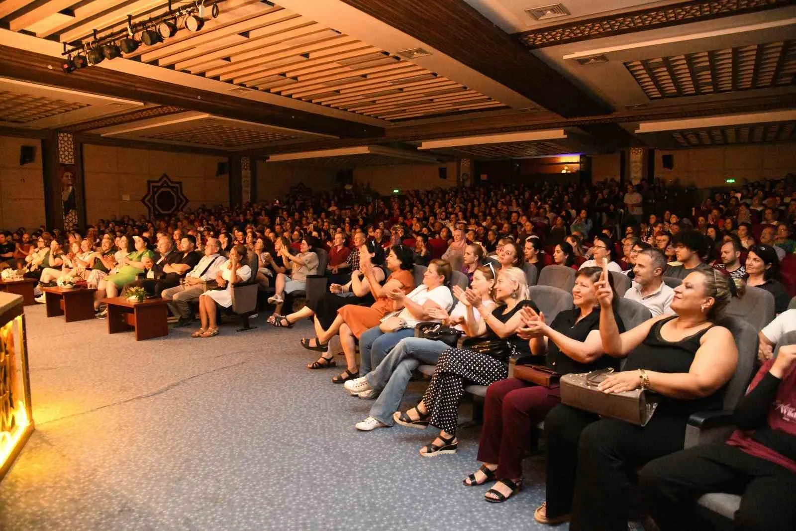 Kadınların hikayesi sahnede hayat buldu: Salonu dolduranlar ayakta alkışladı