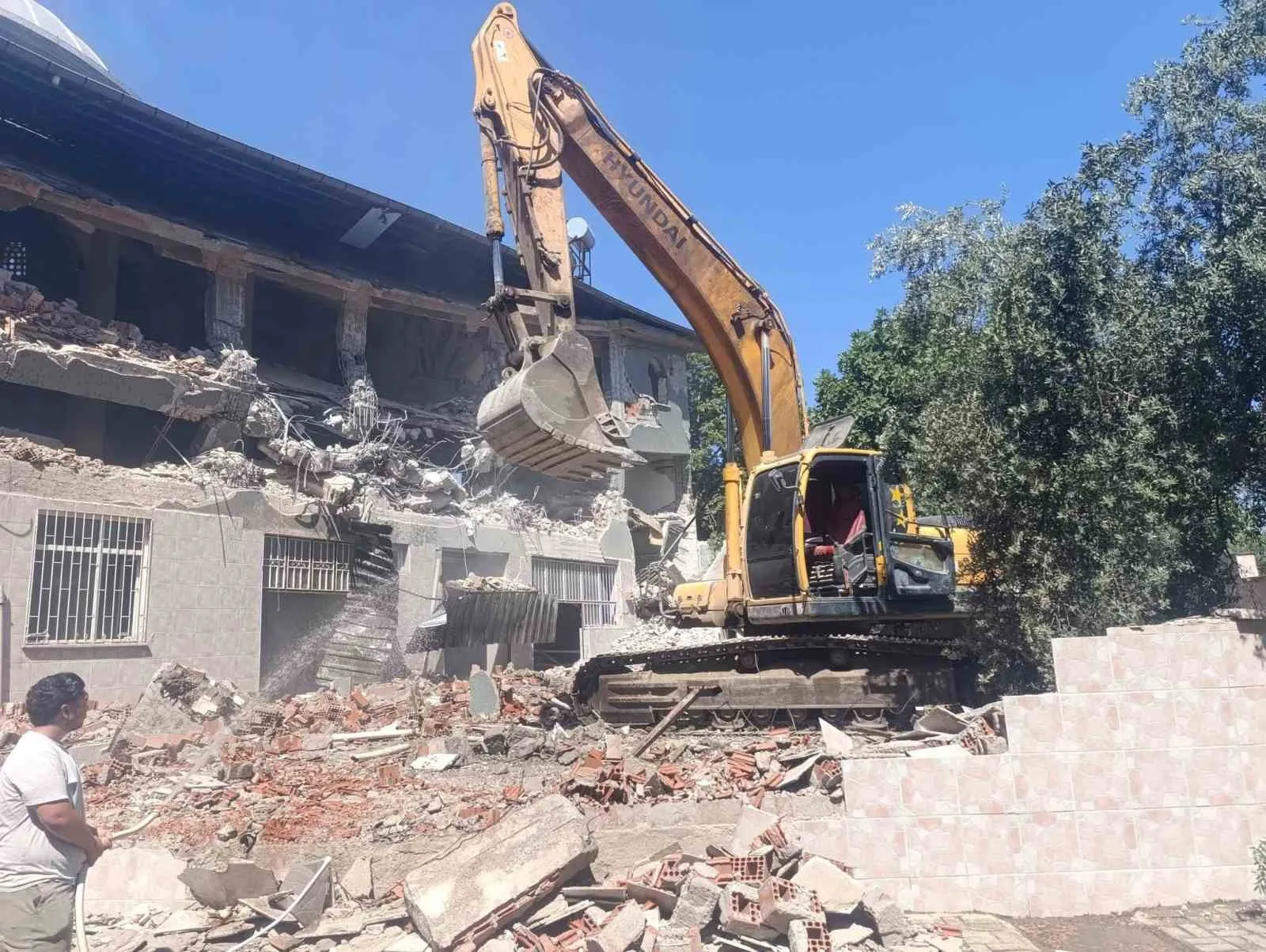 Salihli'de tehlike saçan cami için yıkım kararı uygulandı