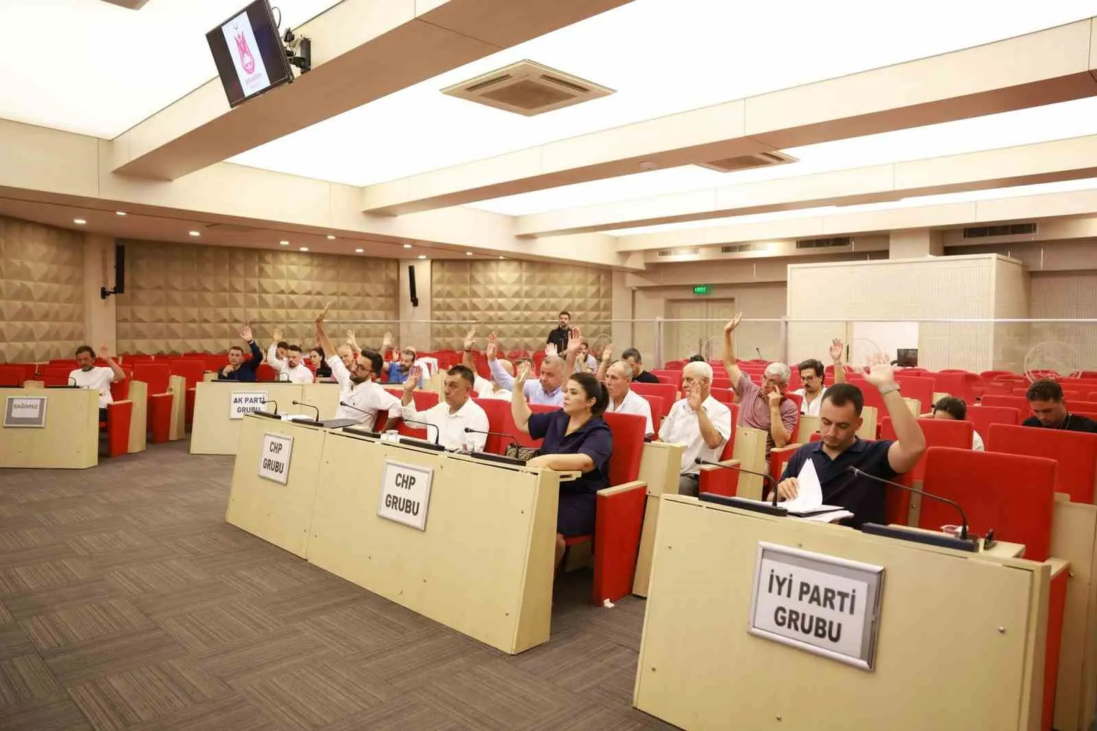 Şehzadeler’de yoğun mesai: 33 karar alındı, hizmet seferberliği vurgusu yapıldı