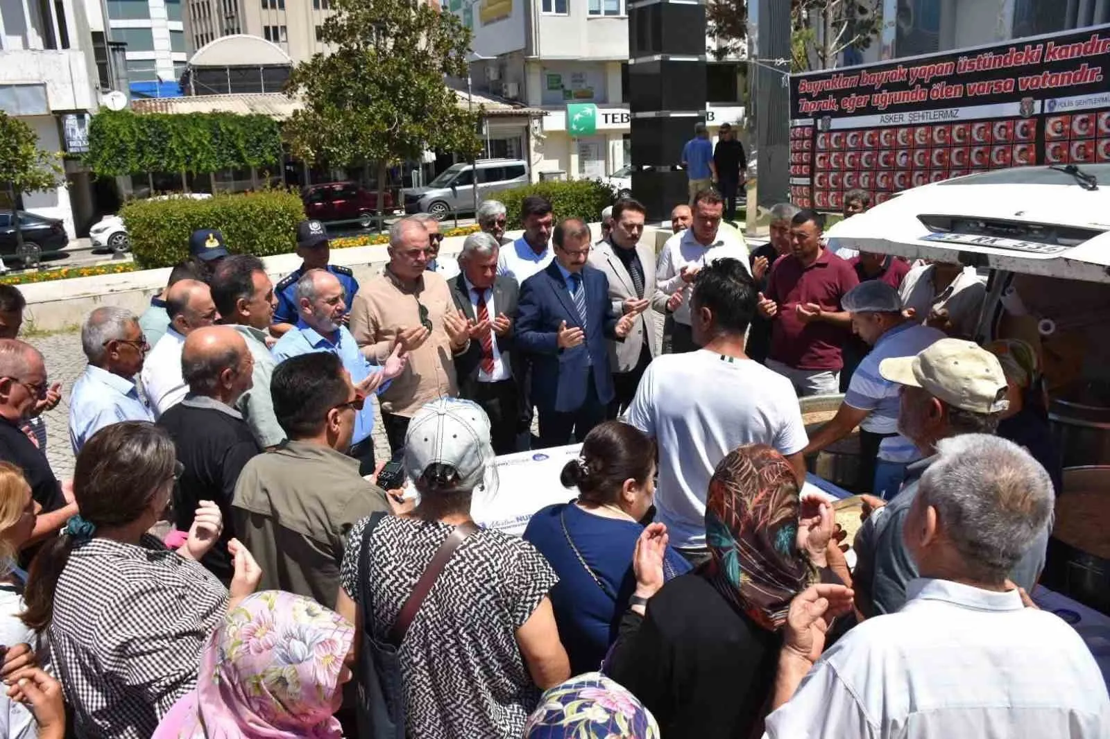 Salihli’de vefa sofrası: Şehitler için dualarla aşure dağıtıldı