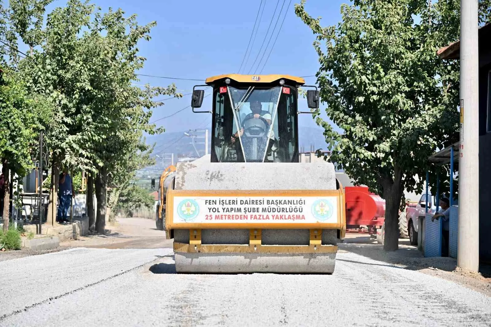 Alaşehir’de ulaşım çilesine asfaltlı çözüm: Üreticinin yüzü güldü