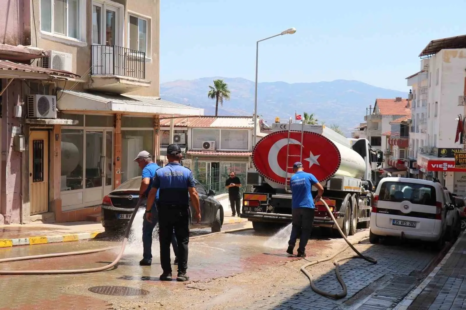 Bozdoğan’da doğalgaz mesaisi: Sokaklar tozdan arındırılıyor