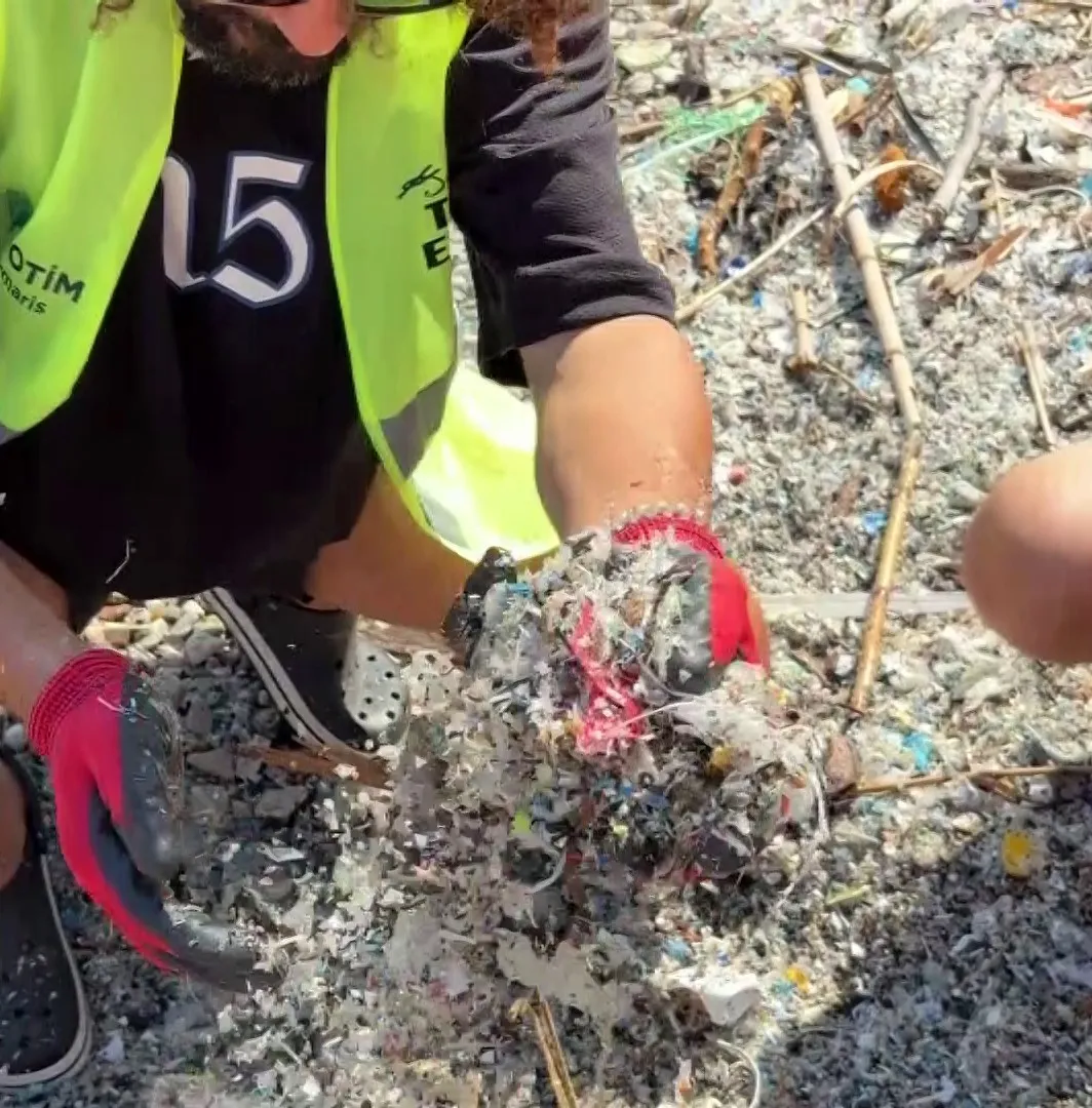 Ege ve Akdeniz sahillerinde plastik alarmı: Kıyılar katman katman kirleniyor