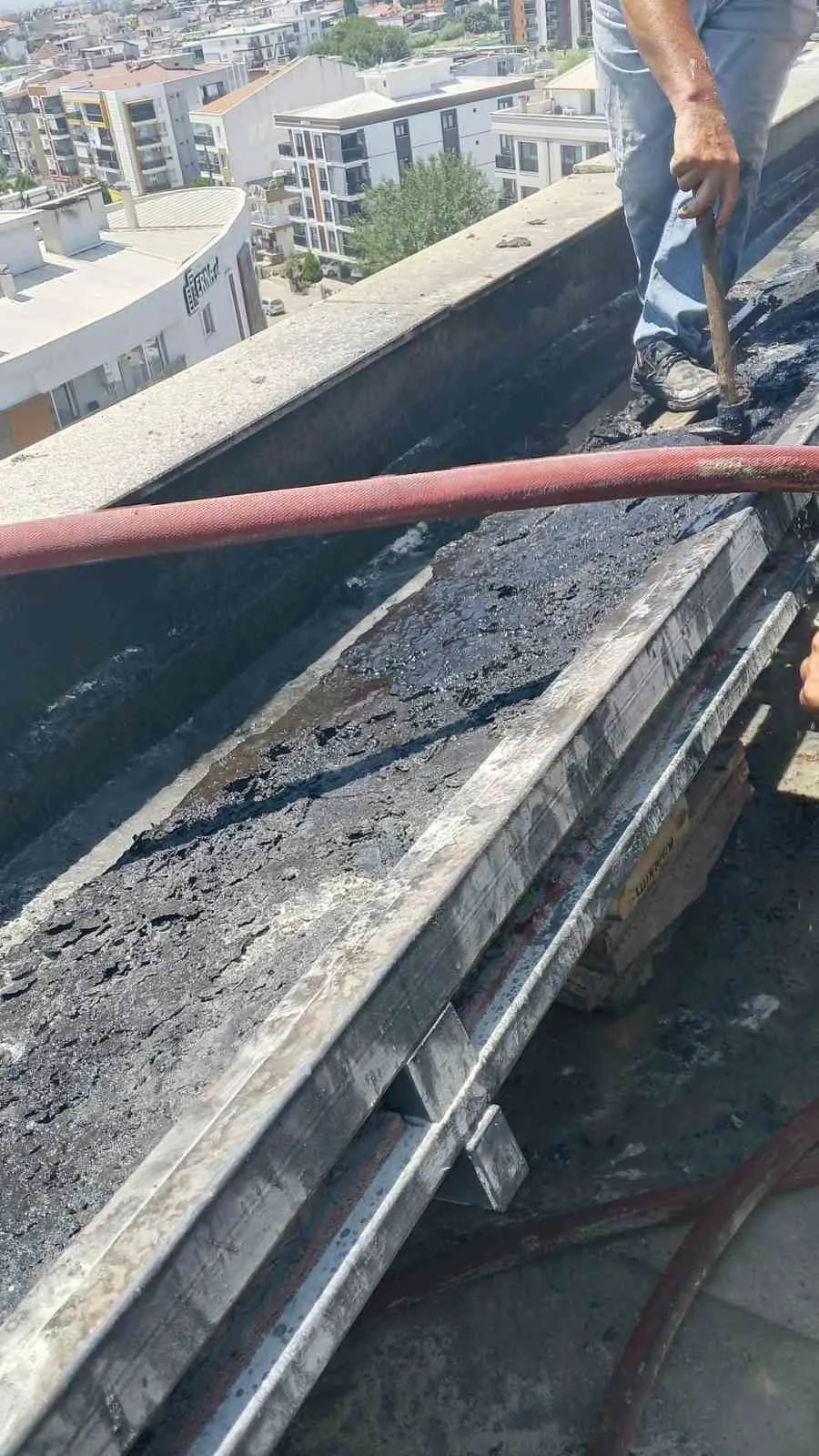 Efeler'de tadilat faciaya dönüşüyordu: Çatıdaki alevler paniğe neden oldu