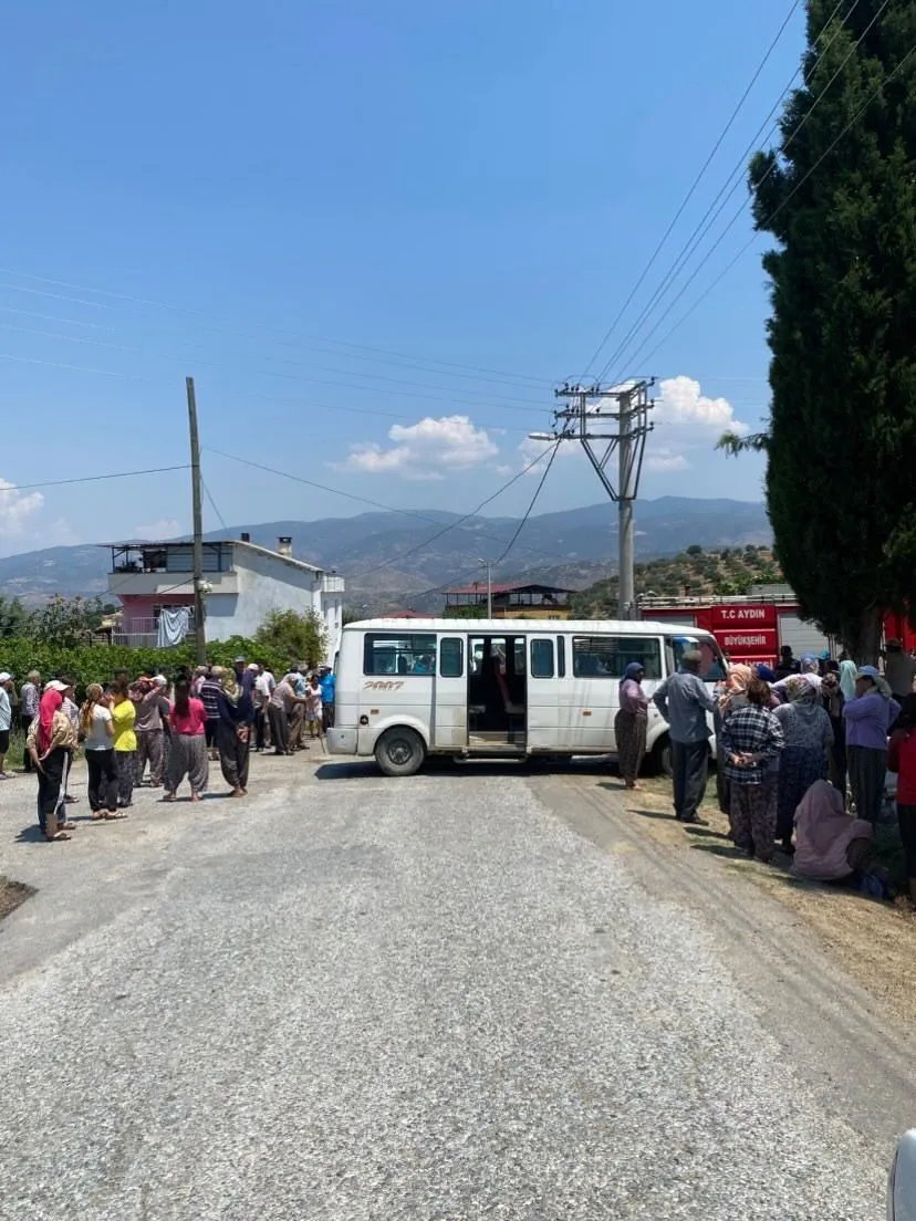Bozdoğan yolunda korkutan çarpışma: İşçi servisi ile otomobil birbirine girdi