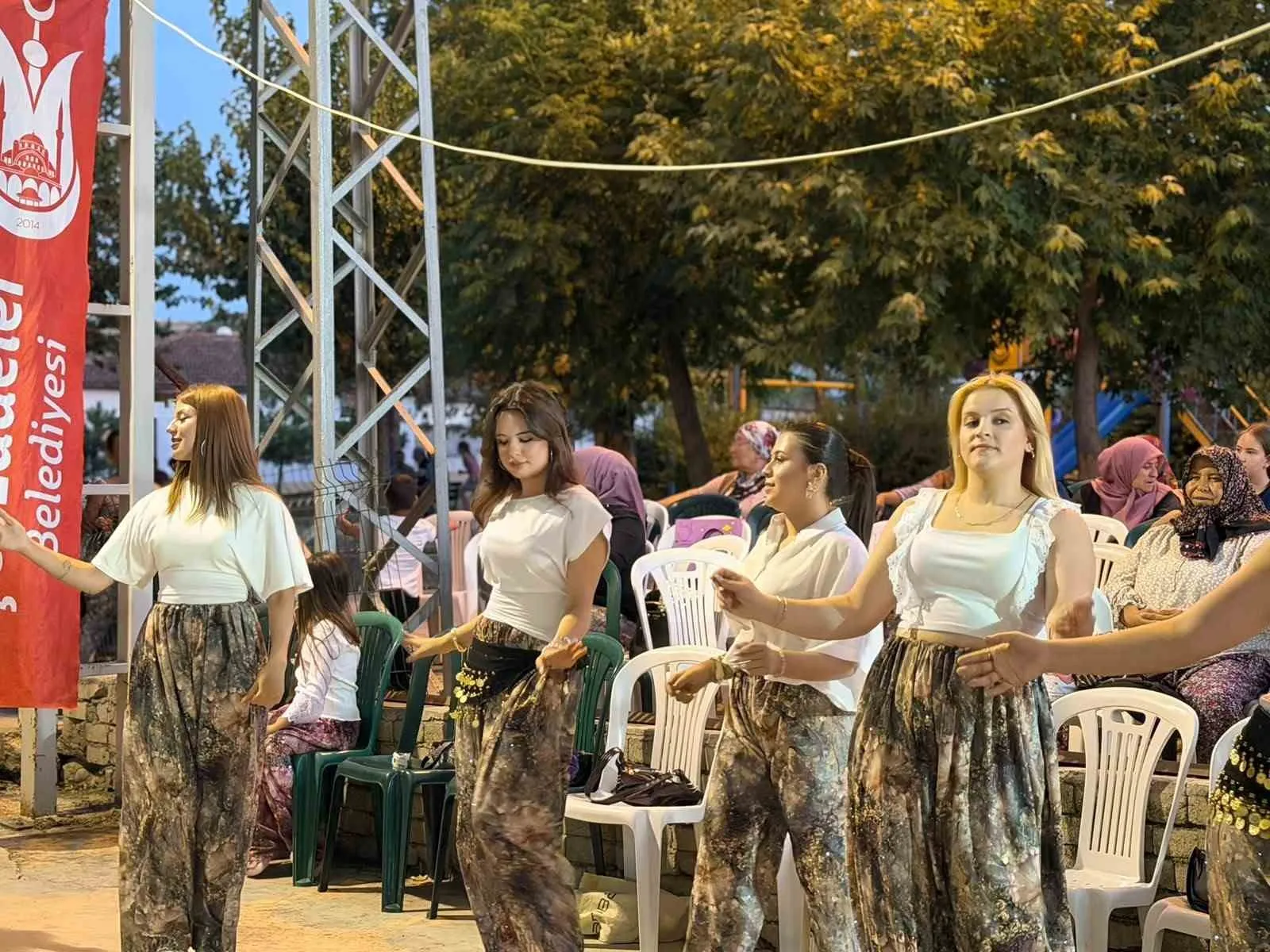 Şehzadeler’de geleneksel rüzgar: Mahalle meydanları şalvarlı şenliklerle canlanıyor