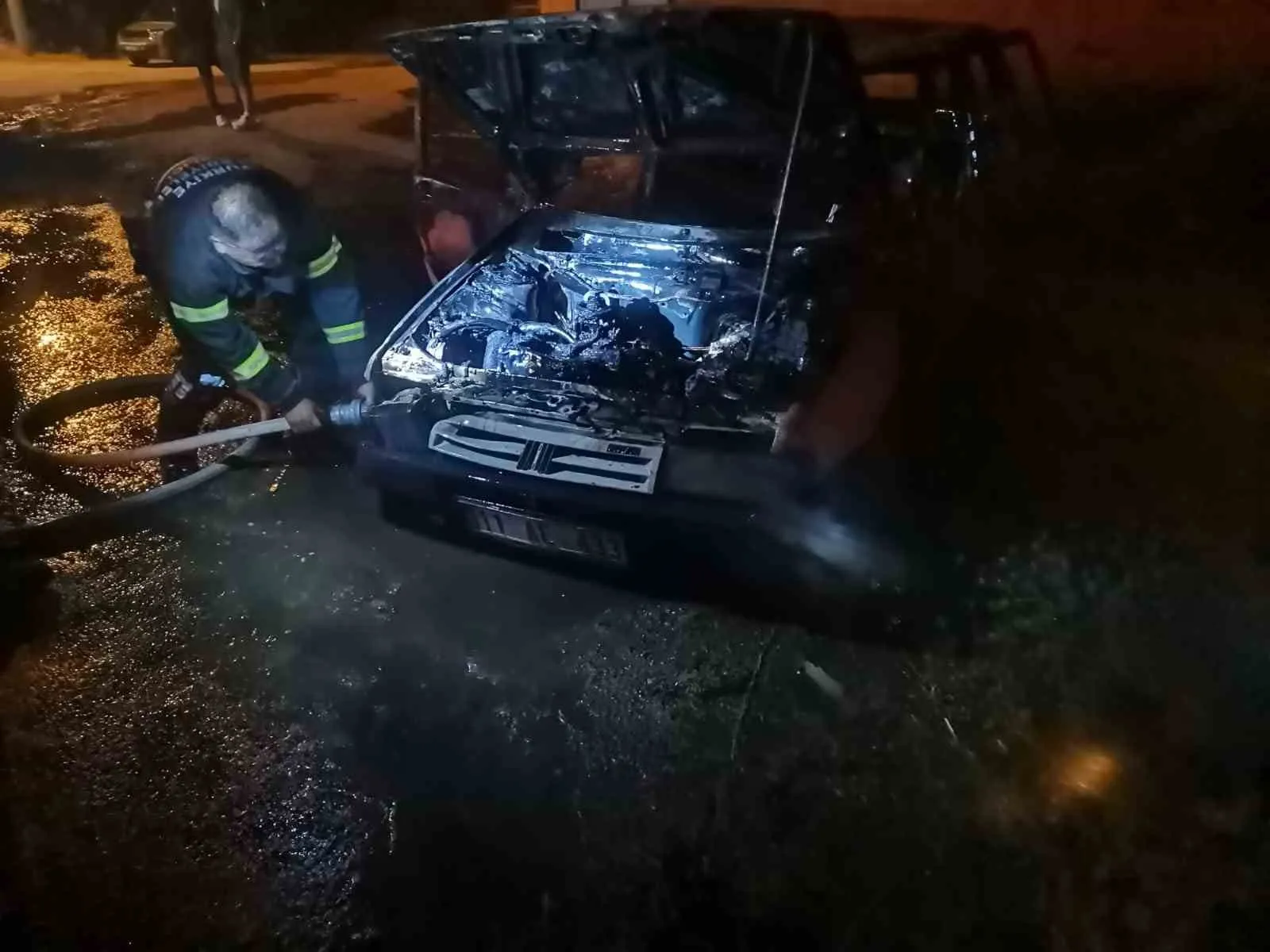 Sandıklı'da korku dolu anlar: Evin önündeki araç küle döndü
