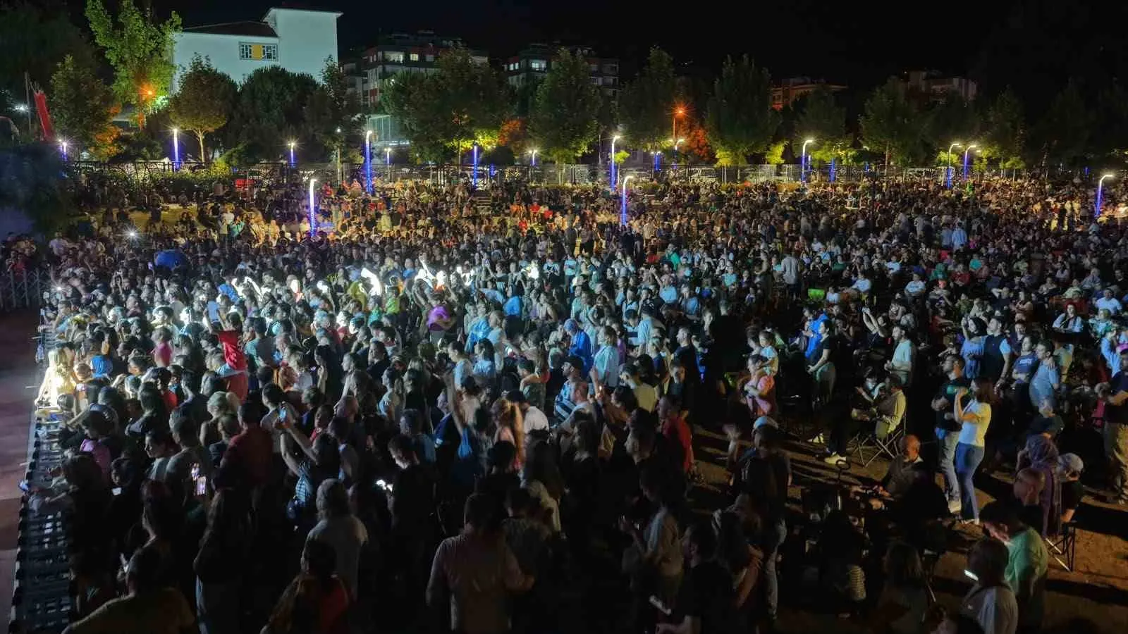 Ayna rüzgarı Efeler’de esti: Mimar Sinan Parkı’nda müzik ziyafeti