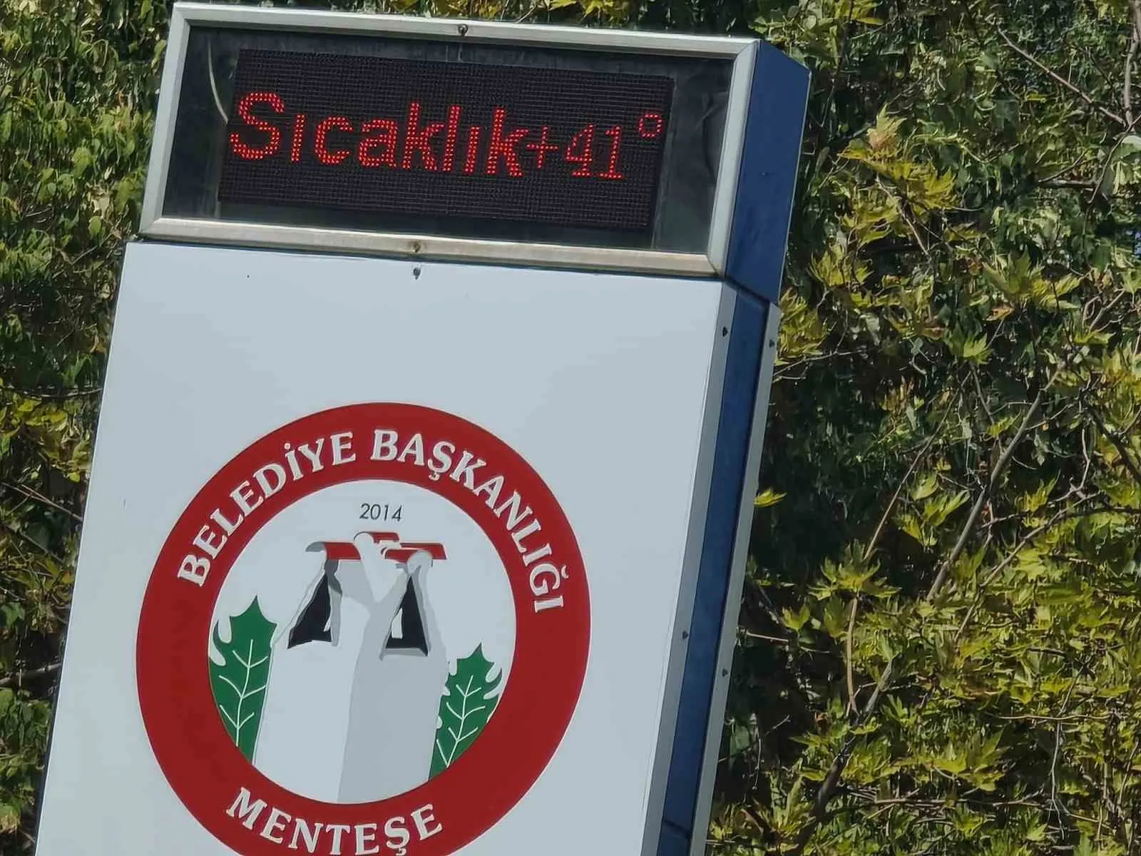 41 derecelik bunaltıcı sıcakta ilginç çözüm: Oto yıkamacıda serinledi