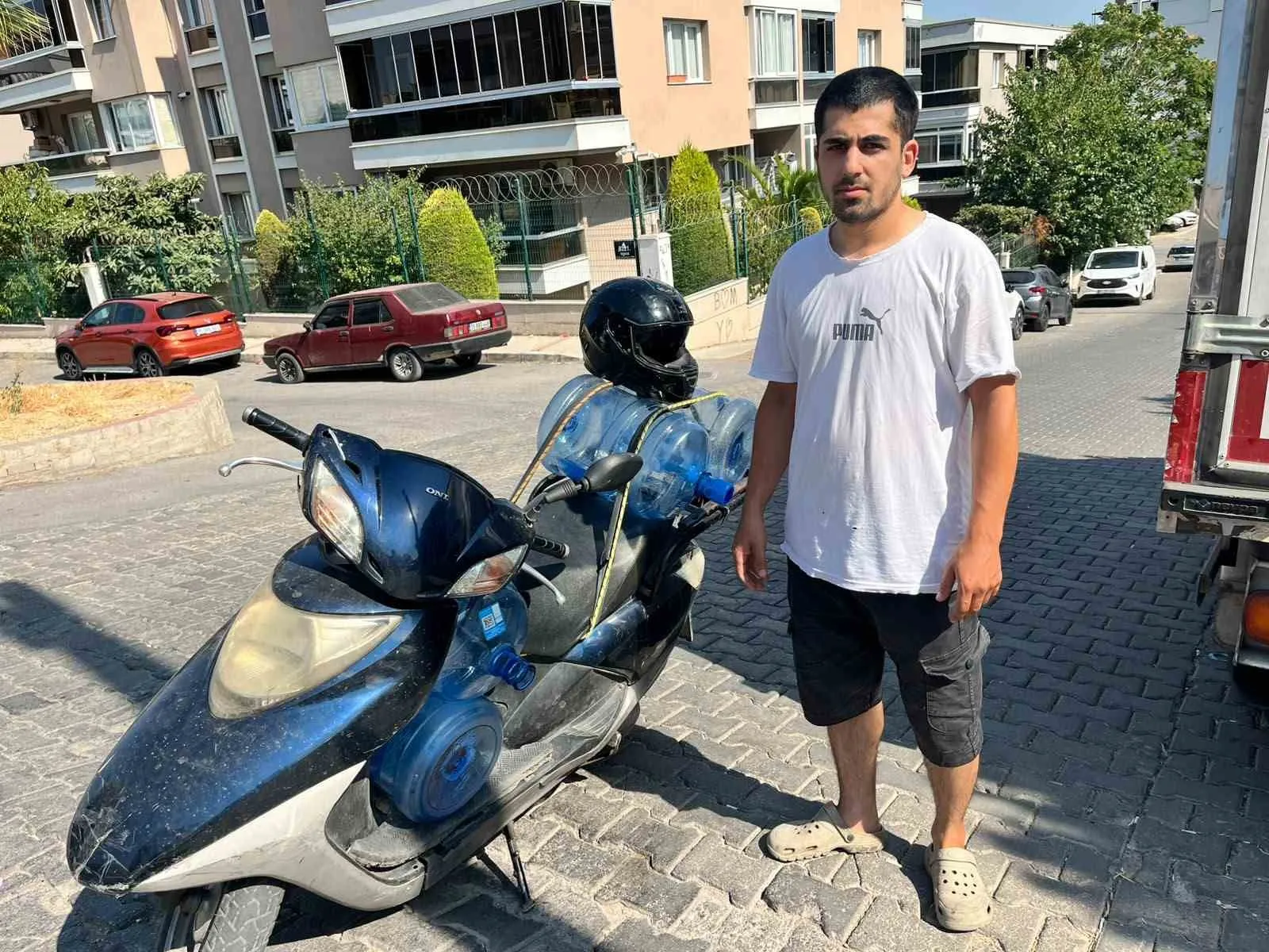 Yolda çukurdan kaçan kuryeye dehşet dolu anlar: Çocuğunun gözü önünde tekme tokat saldırdı