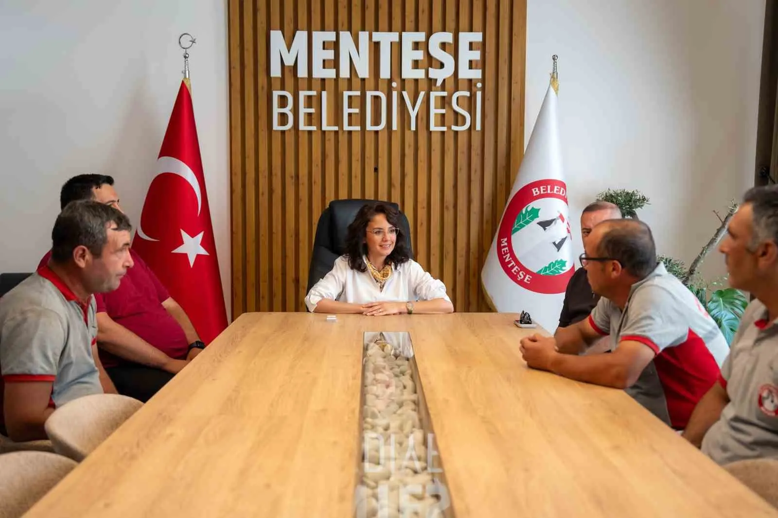 Menteşe’de vicdanın sesi oldular: 80 bin liralık çantayı bulan işçilere ödül