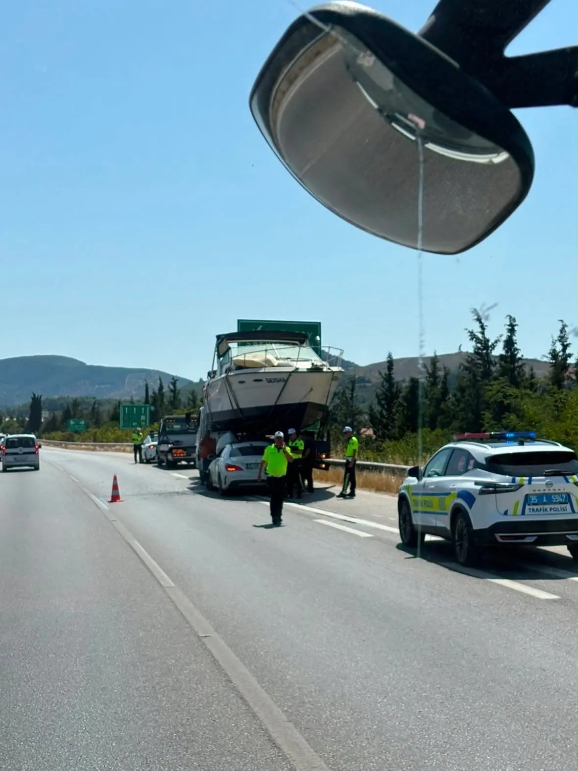İzmir otoyolunda şaşkına çeviren manzara: Otomobil teknenin altına saplandı