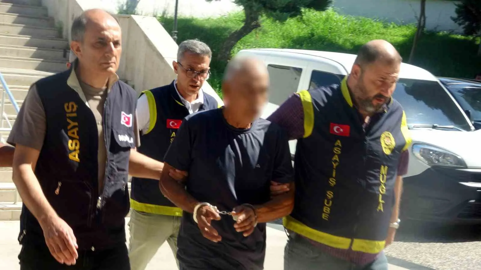 Emniyet müdürlüğünden hırsızlık şüpheliliğine: Parke taşı operasyonunda şok isim