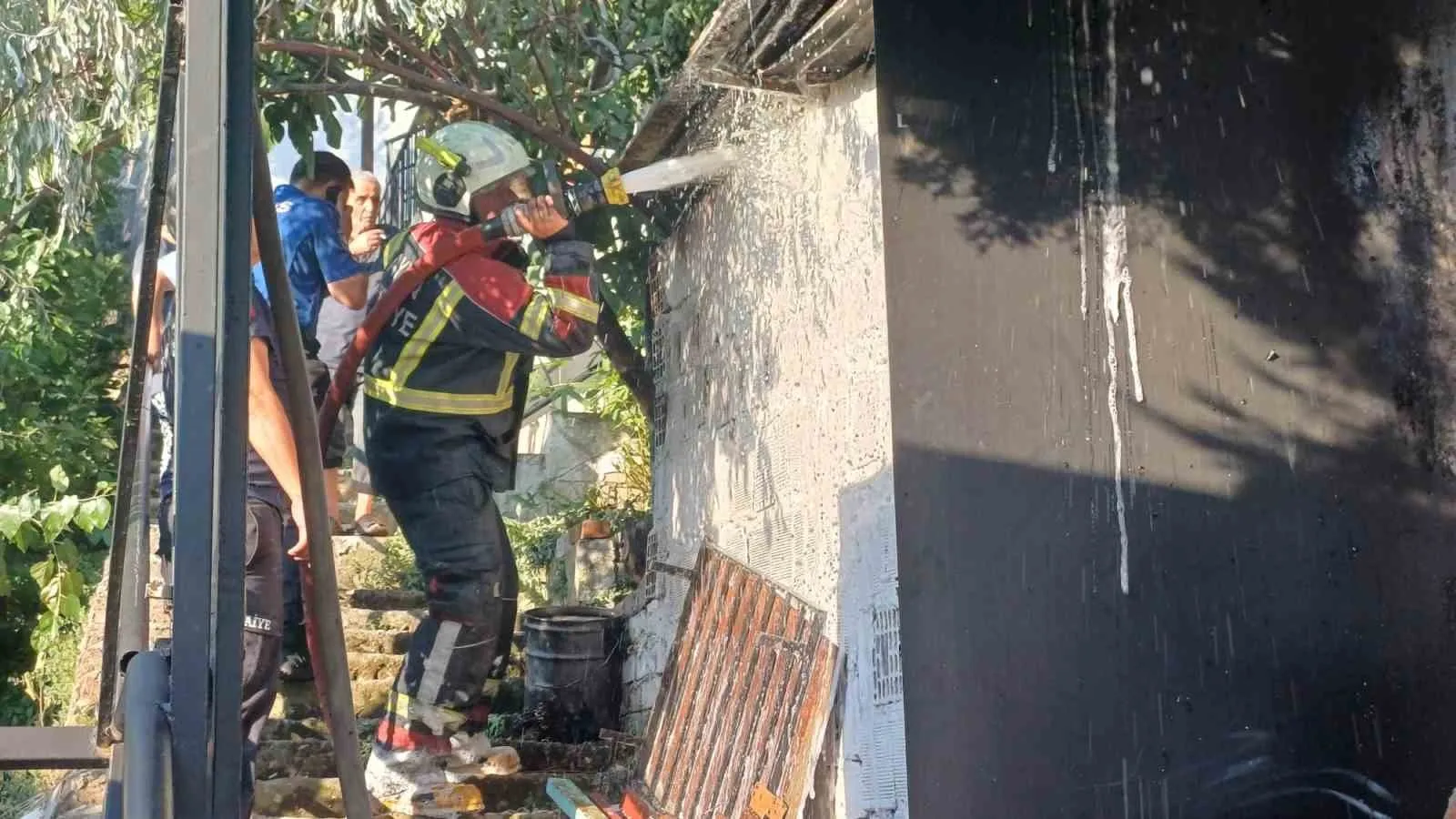 Efeler'de korkutan yangın: İtfaiye ekipleri alevleri büyümeden kontrol altına aldı