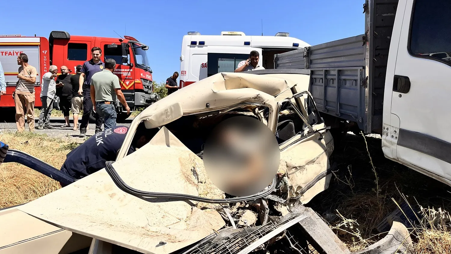Manisa'da acı bilanço: Kafa kafaya çarpışan araçlarda bir kişi hayatını kaybetti