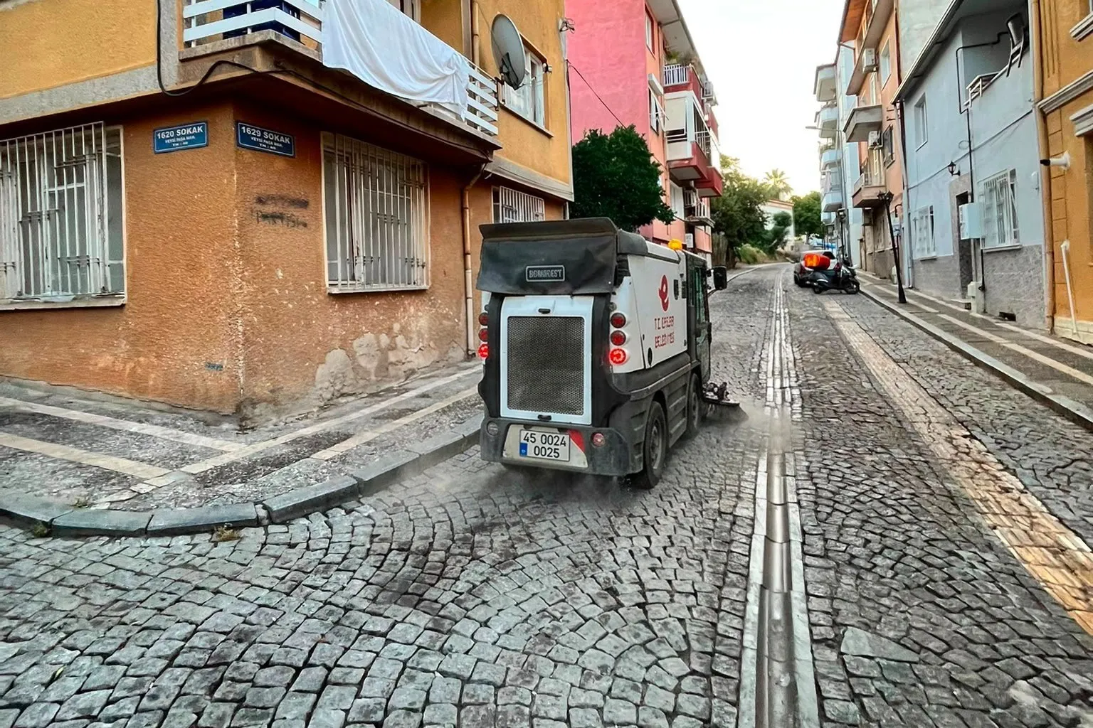 Efeler’in kalbinde bahar temizliği: Tarihi doku pırıl pırıl oldu