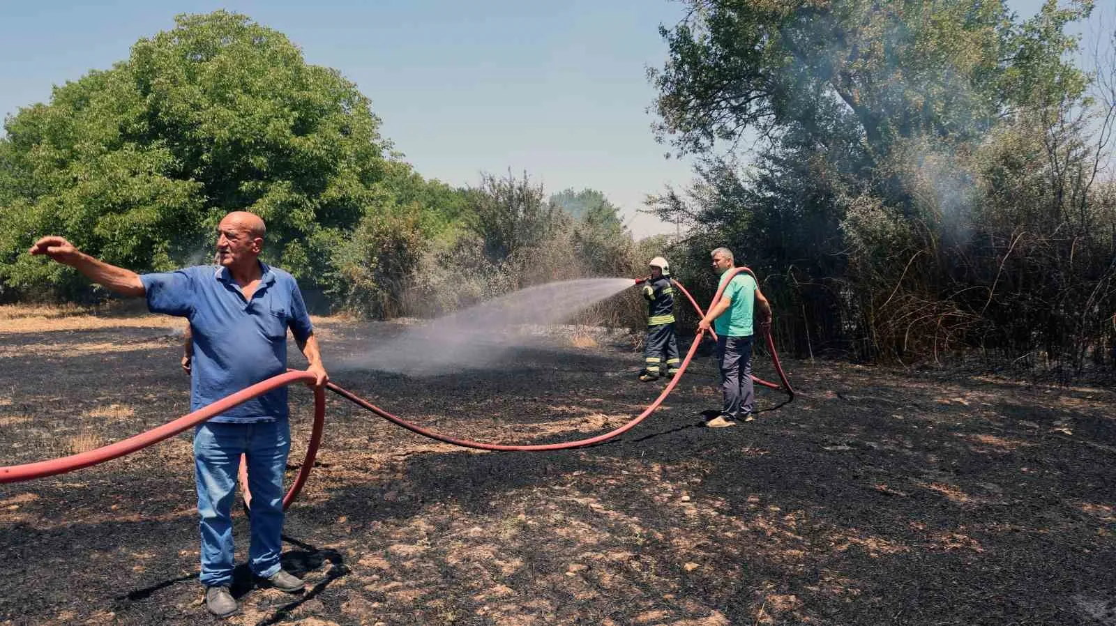Menteşe'de hasat sonrası kabus: Rüzgarın körüklediği alevler tonlarca samanı küle çevirdi
