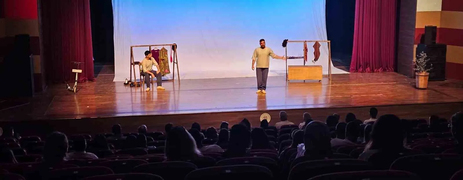 Bodrum’un tiyatro rüzgarı Muğla’da esti: Usta isme vefa dolu gece