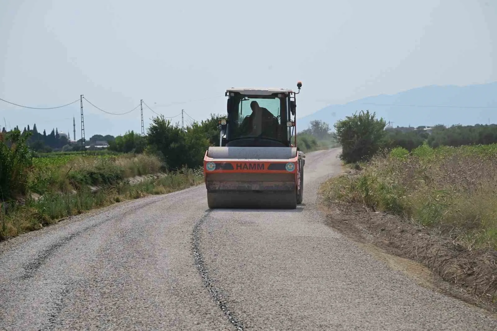 Turgutlu’nun yolları baştan aşağı yenileniyor: Hasat dönemi öncesi ulaşım seferberliği