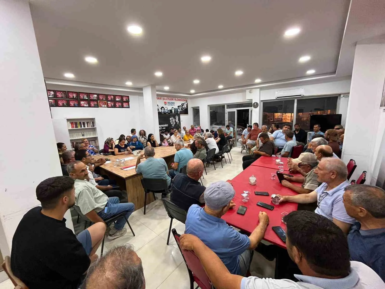 Manisa'da siyasi deprem: Selendi teşkilatı rotayı Yeni Parti'ye kırdı