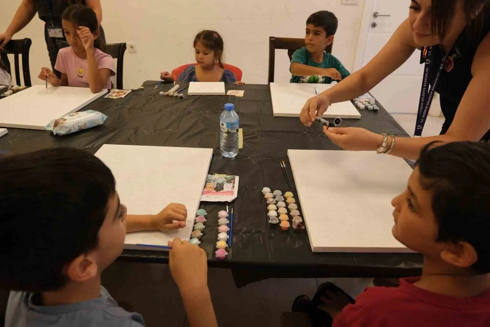 Bodrumlu miniklerin sanatla dolu yaz tatili: Tuval başında yeteneklerini keşfediyorlar