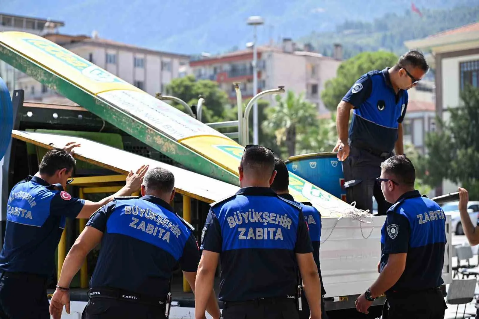 Manisa’da kaldırımlar yayalara açıldı: İşgalci unsurlara zabıta engeli