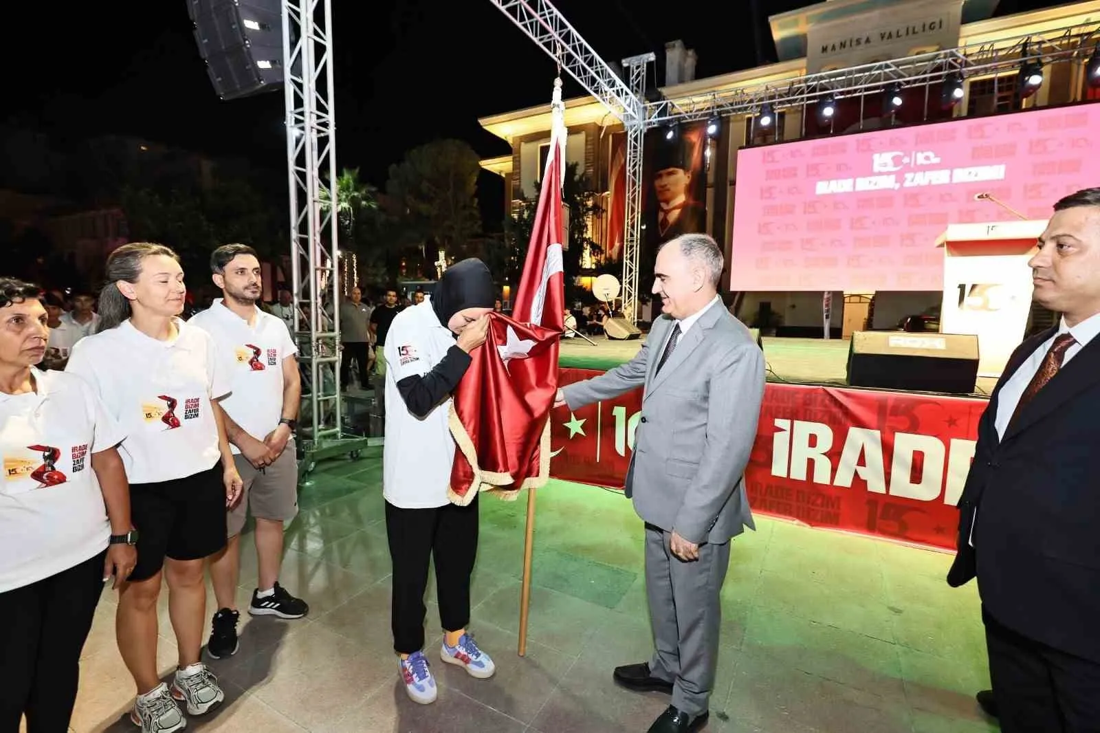 Manisa sokaklarında milli ruh: Ay yıldızlı sancak 25 sporcunun omuzlarında yükseldi