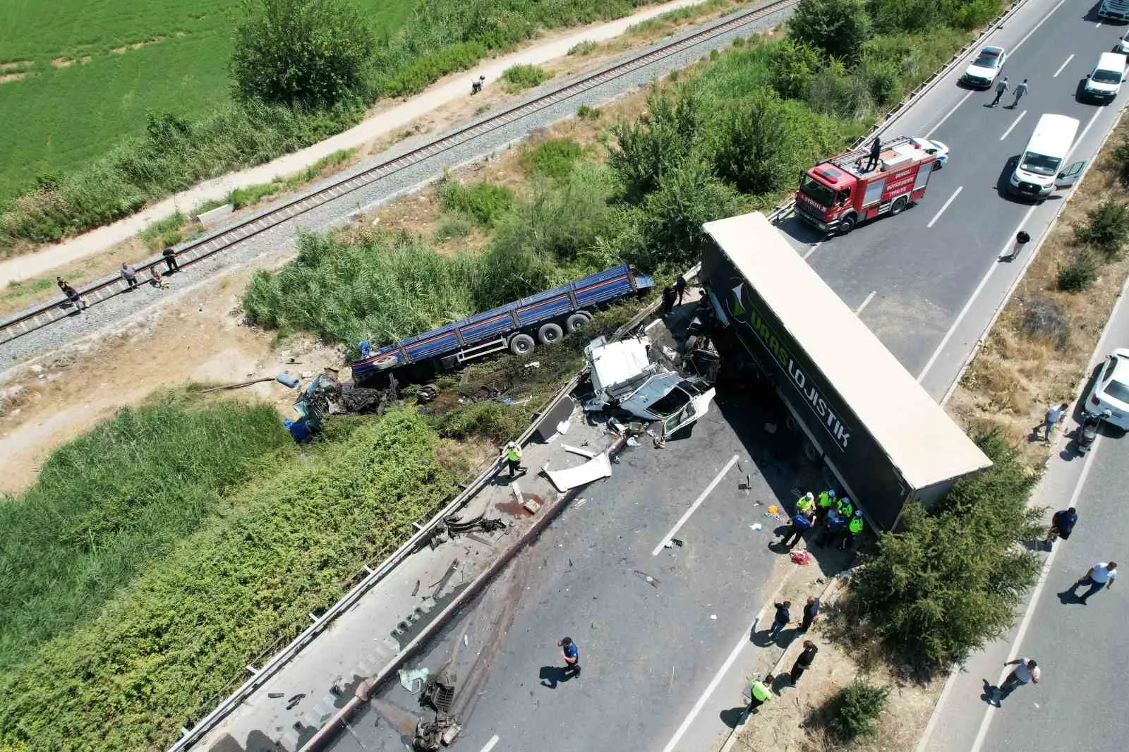 Denizli'de tır dehşeti: Yollar kan gölüne döndü, bir sürücü hayatını kaybetti