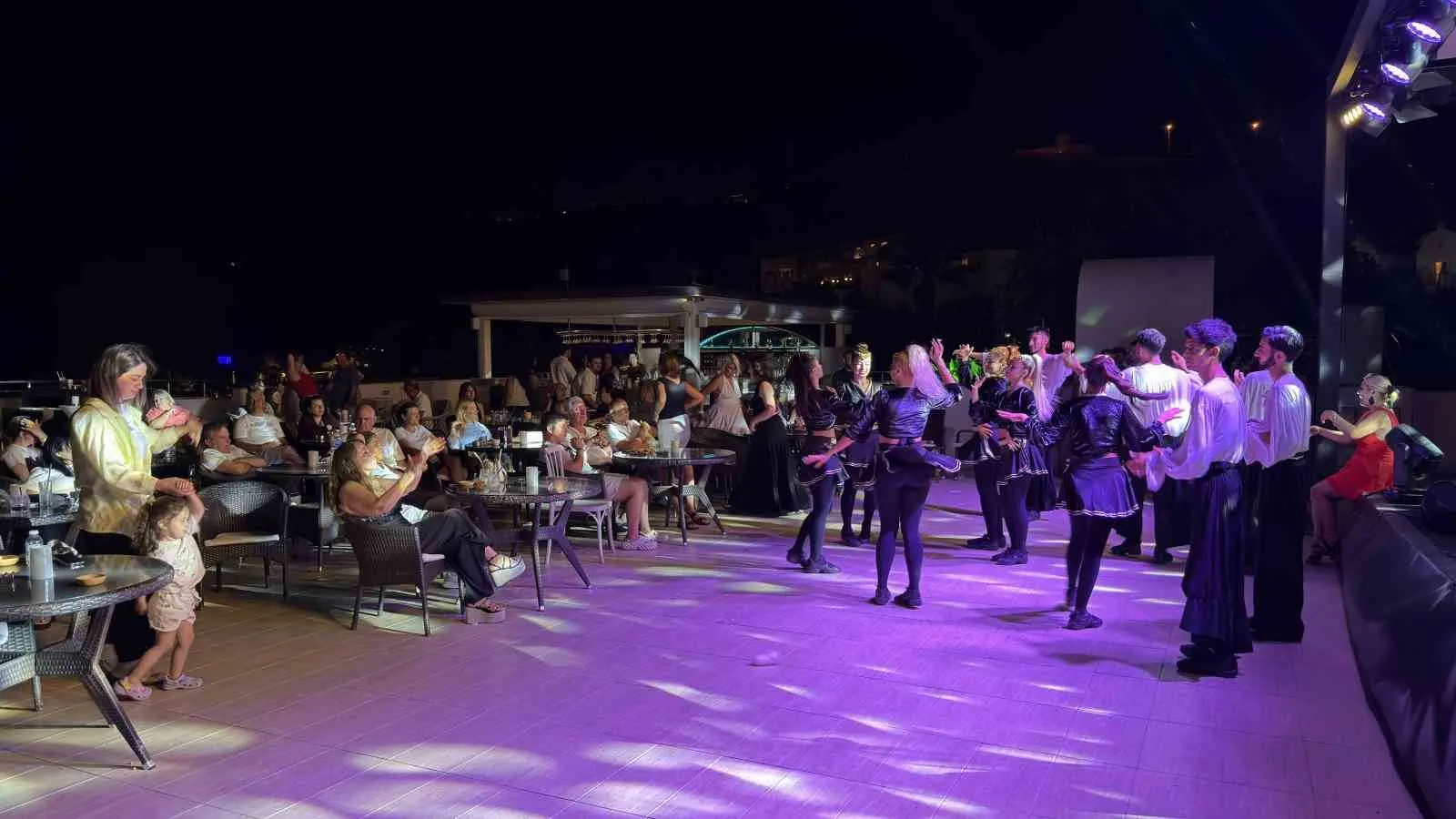 Bodrum'da Türk rüzgarı: Turistler geleneksel eğlenceye hayran kaldı