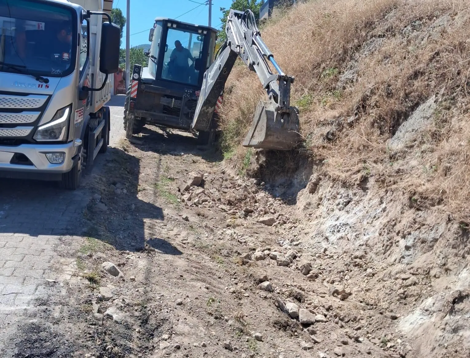 Koçarlı'da ulaşım seferberliği: Şahinciler'de yollar genişliyor