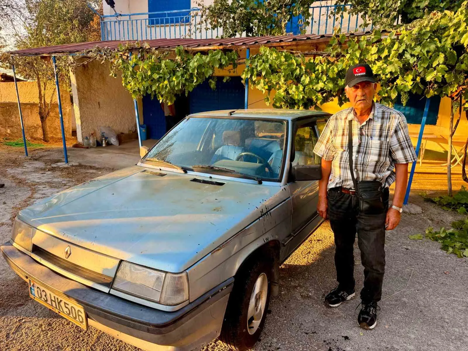 Alevlerin ortasında kalan otomobili jandarma son anda kurtardı