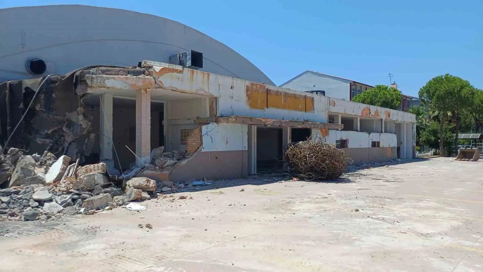 Aydın’da hüzünlü veda: 65 yıllık spor mabedinde kepçeler çalışmaya başladı