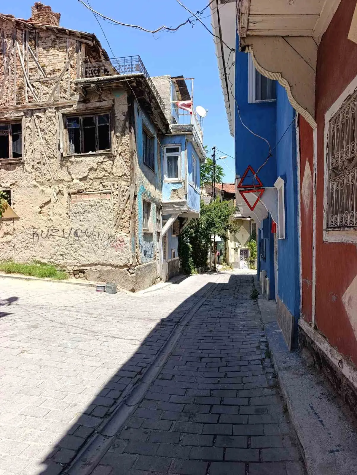 Afyonkarahisar'da ev sahibi isyan etti: Kamyonlar çarpmasın diye kirişe reflektörlü çözüm