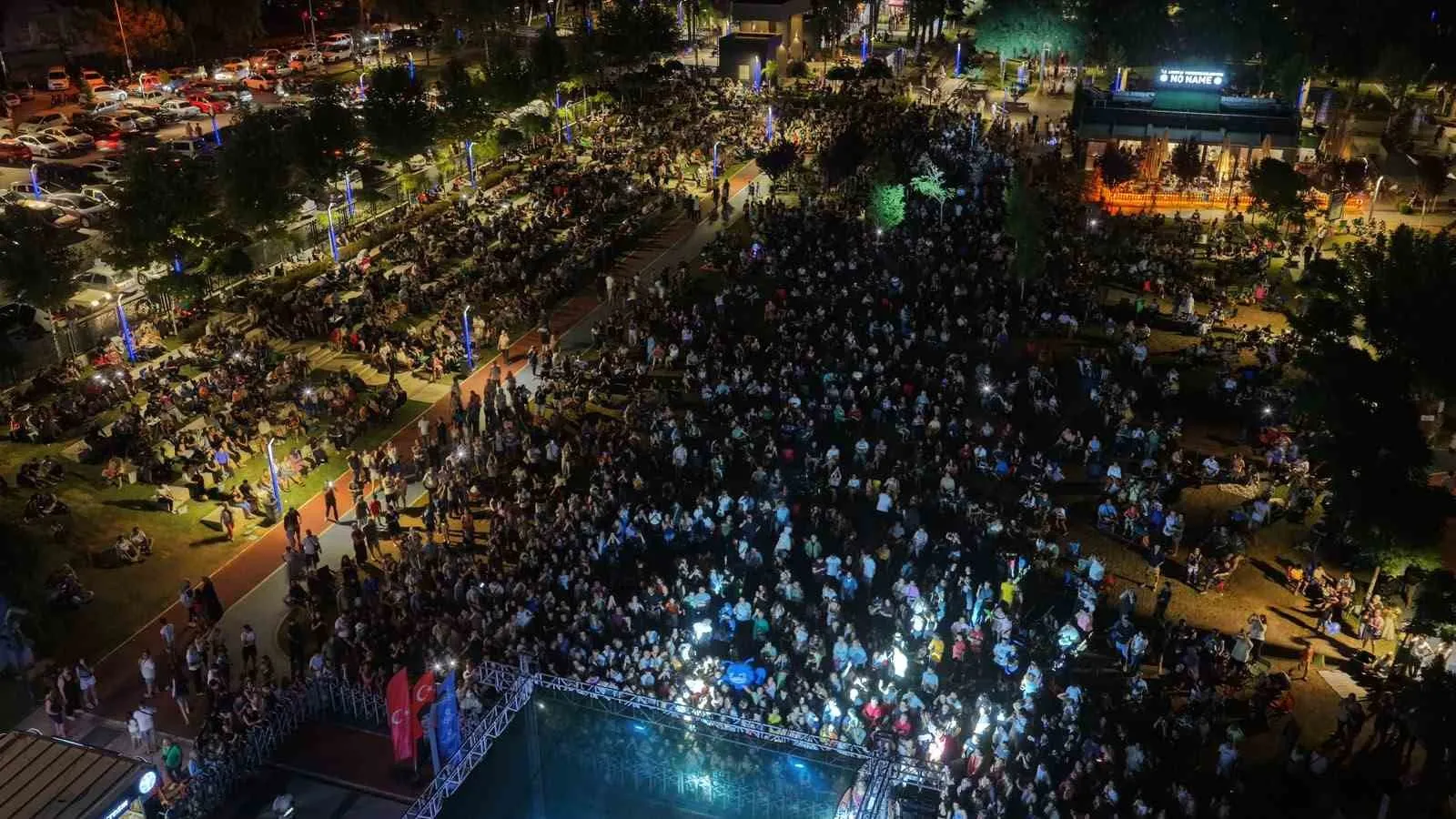 Ayna rüzgarı Efeler’de esti: Mimar Sinan Parkı’nda müzik ziyafeti
