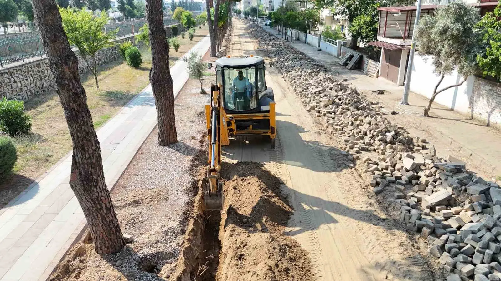 Nazilli’de hummalı çalışma: Hem altyapı yenileniyor hem yeni parklar yükseliyor