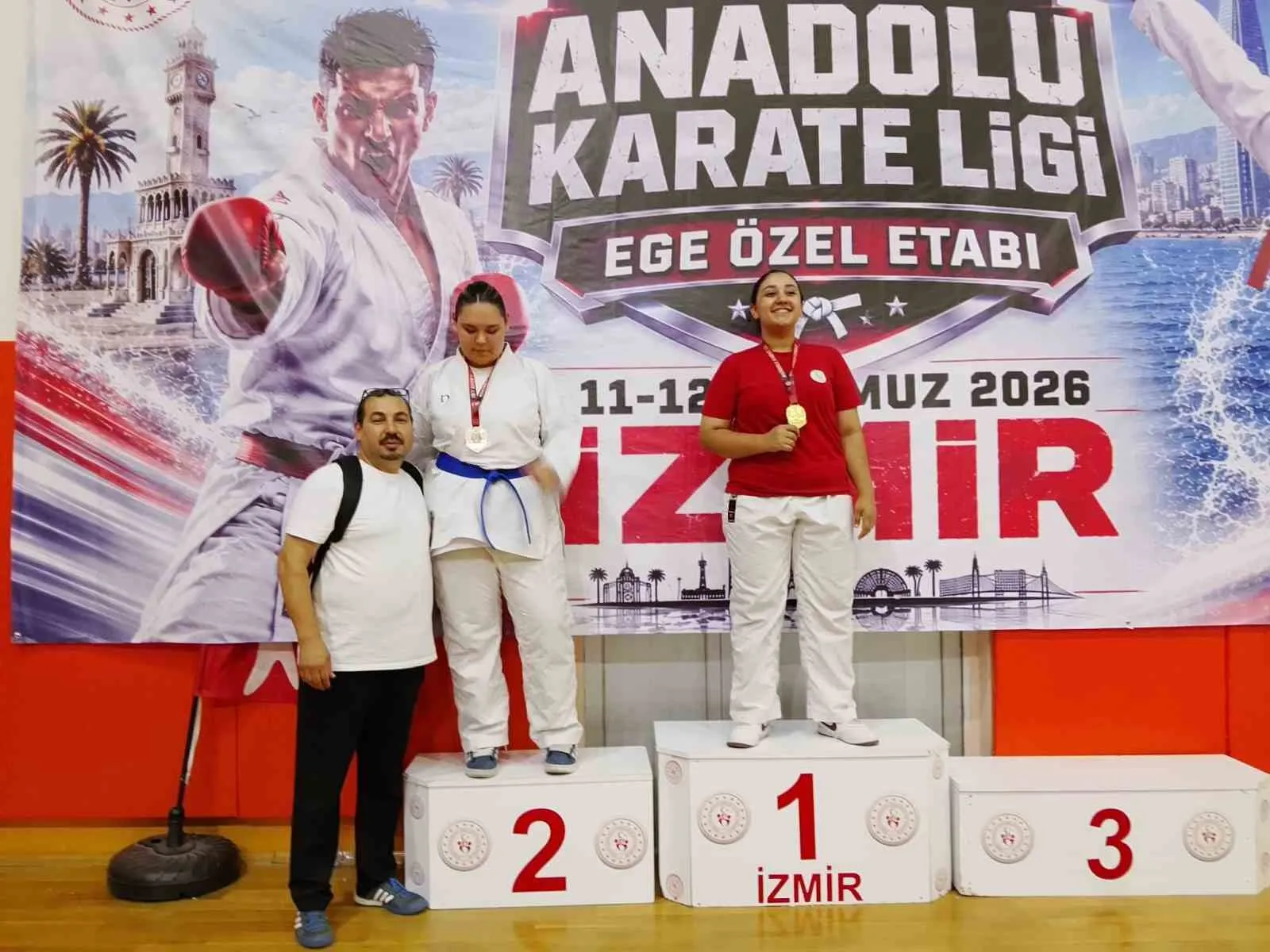 Alaşehirli karatecilerin İzmir çıkarması: 27 madalya ile kupa sevinci