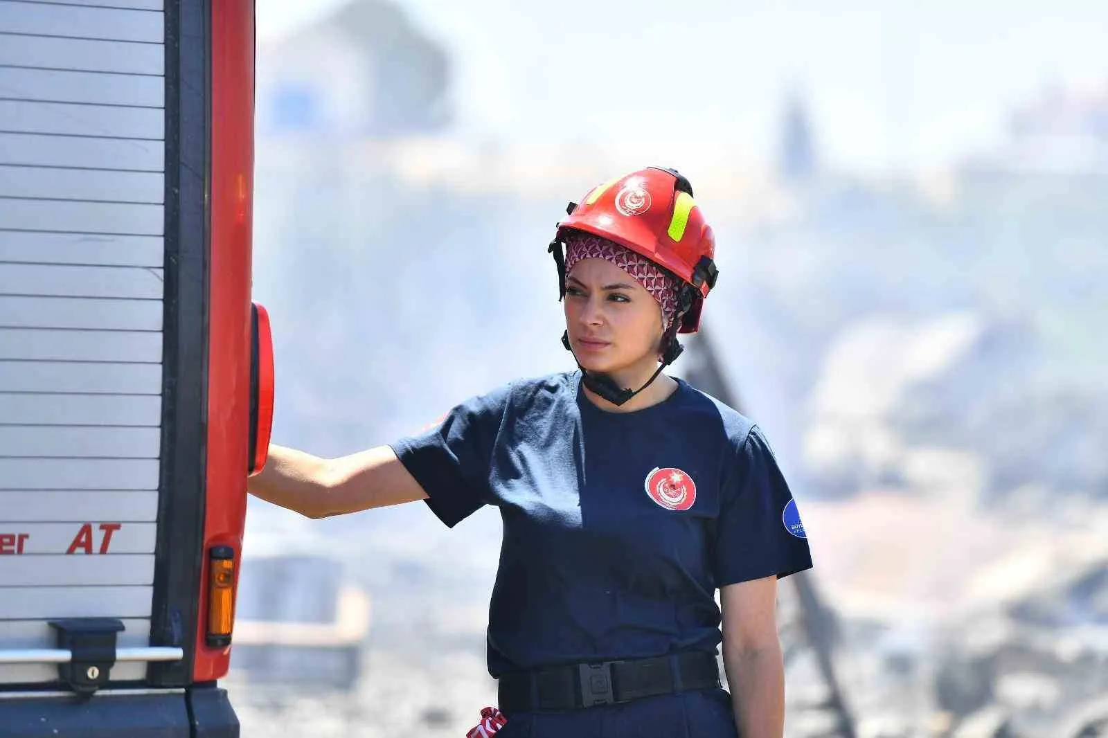 Sirenler çaldığında o direksiyonun başında: İzmir’in cesur itfaiyecisi tabuları yıkıyor