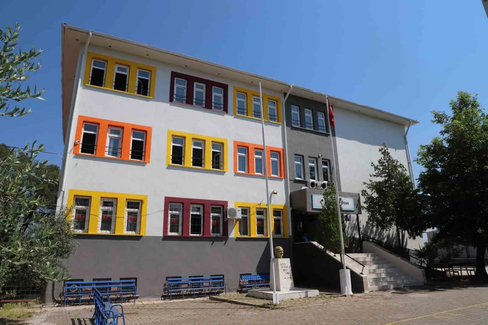 Turgutlu'da eğitim seferberliği: Okullar pırıl pırıl, parklar güvenli hale getiriliyor