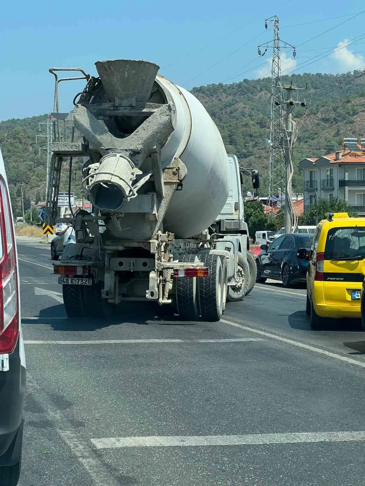Ortaca trafiğini kilitleyen kaza: Üç araç birbirine girdi