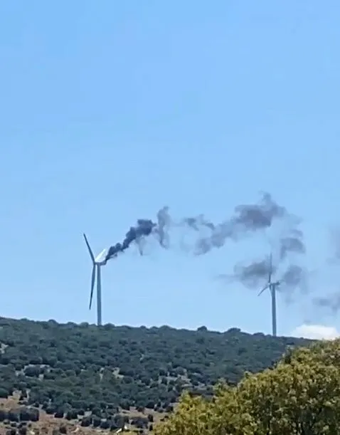 Bergama'da gökyüzünü dumanlar kapladı: Dev türbin alevlere teslim oldu