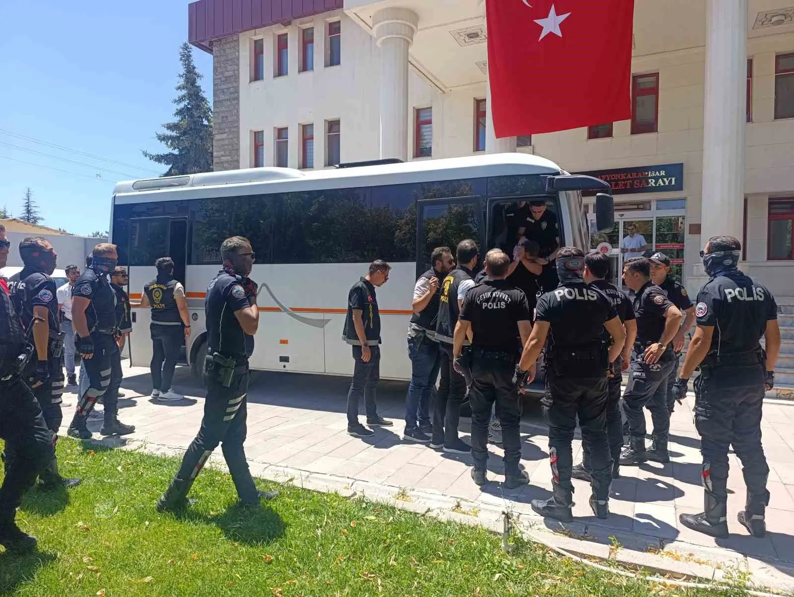 Afyonkarahisar'da durak baskani cinayeti: 18 kisi hakim karsisina cikiyor
