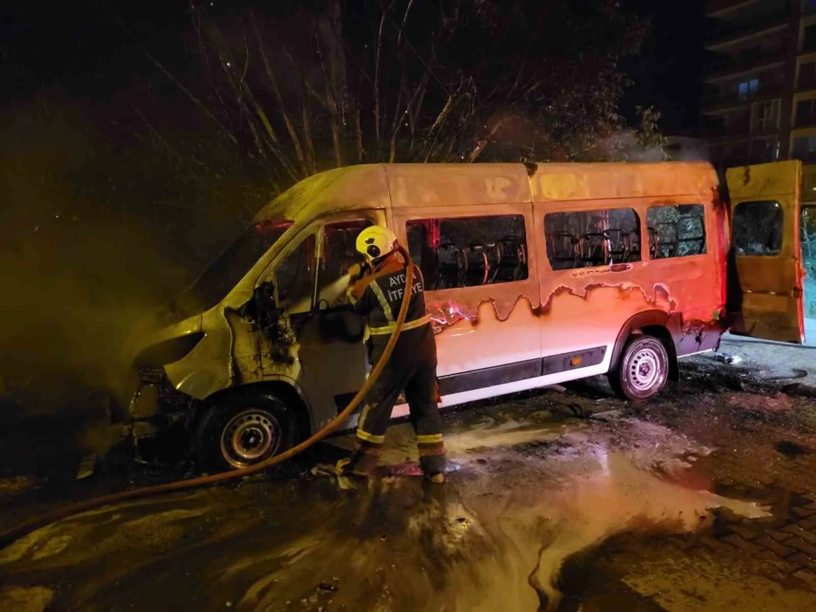 Nazilli'de gece yarısı korkutan manzara: Park halindeki araç küle döndü